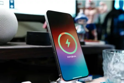 长安镇苹果15换屏服务分享用什么充电器给iPhone15充电更好 